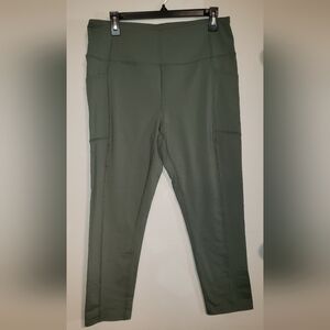 Tek gear ankle length workout leggings. Size XL. Color green.